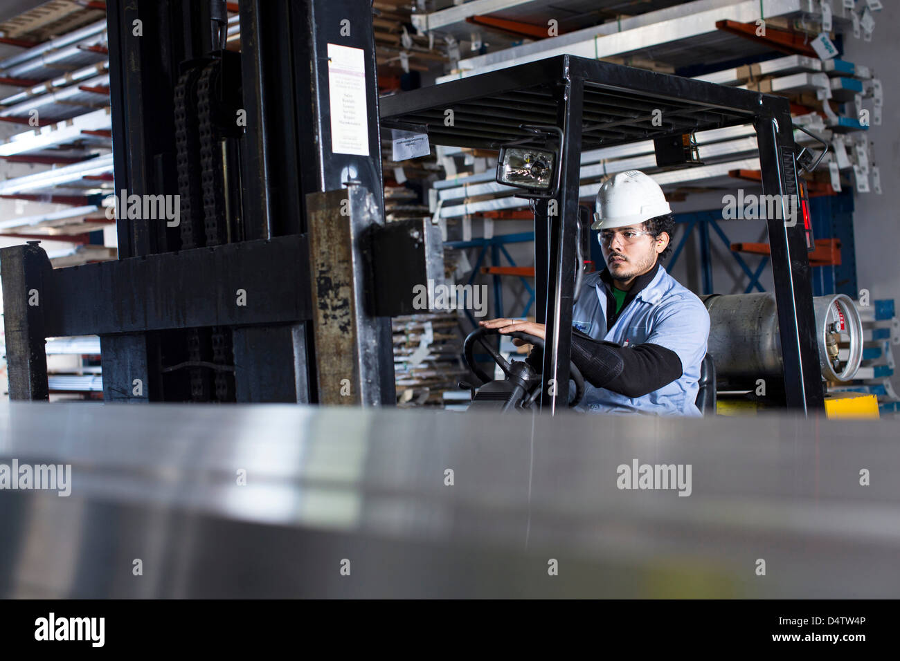 Lavoratore la guida carrello in pianta in metallo Foto Stock