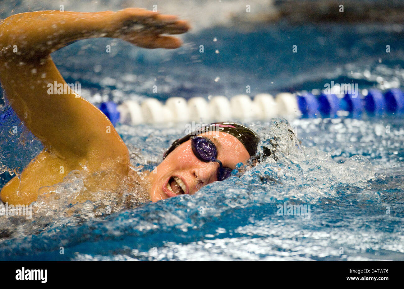 Nuotatore tedesco Isabelle Haerle mostrato in azione durante le donne?s 800m Freestyle presso il tedesco breve giro Nuoto Campionati di Essen, Germania, 27 novembre 2009. Haerle ha vinto il concorso in 8:18,63 minuti. Foto: BERND THISSEN Foto Stock