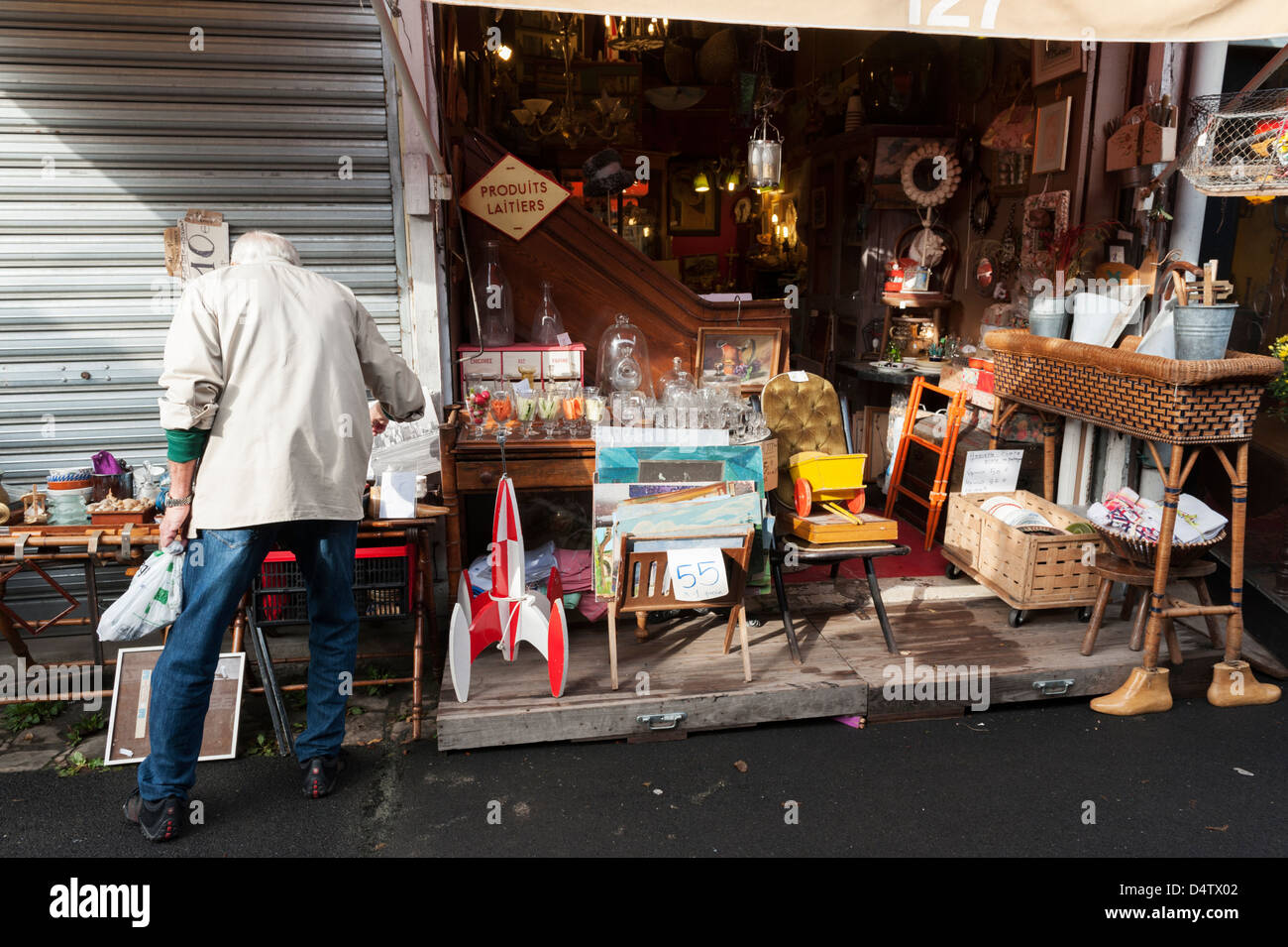 Il Marché aux Puces (mercato delle pulci) a St-Ouen vicino a Clignancourt nel nord di Parigi, Francia. Foto Stock