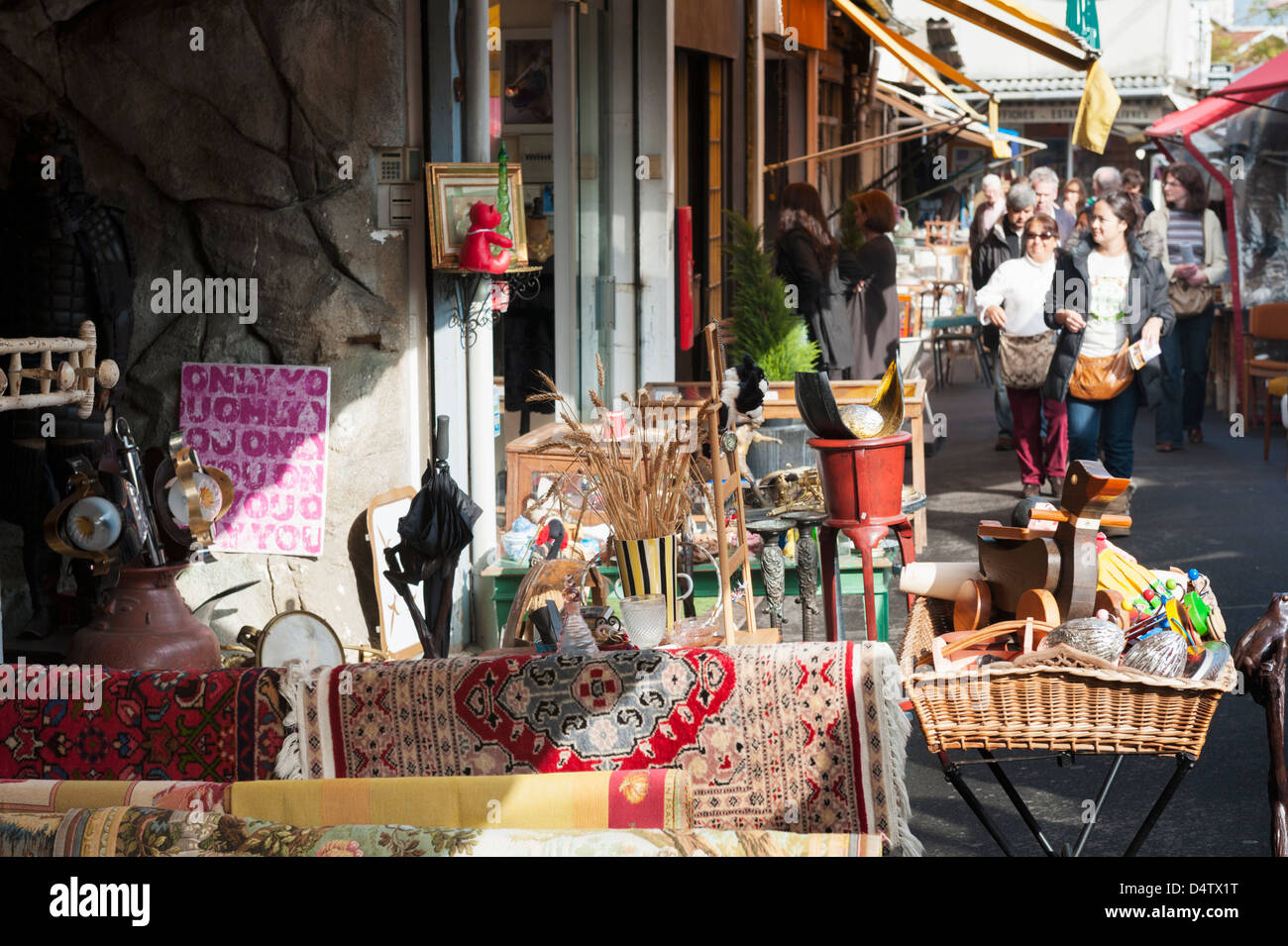 Il Marché aux Puces (mercato delle pulci) a St-Ouen vicino a Clignancourt nel nord di Parigi, Francia. Foto Stock