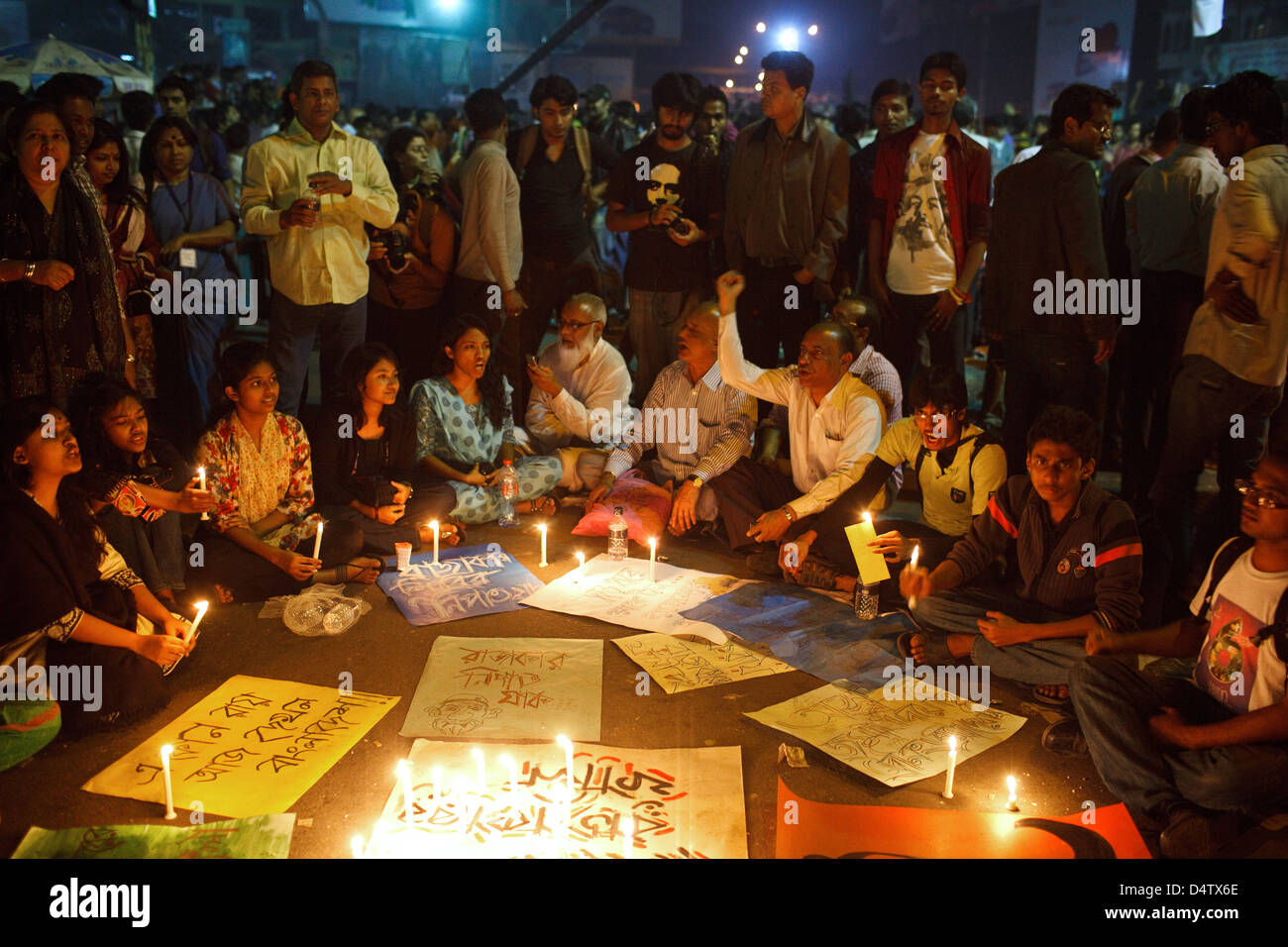 I manifestanti di notte al Shahbag (Shahbagh) intersezione sito di protesta a Dacca in Bangladesh nel febbraio 2013. Foto Stock