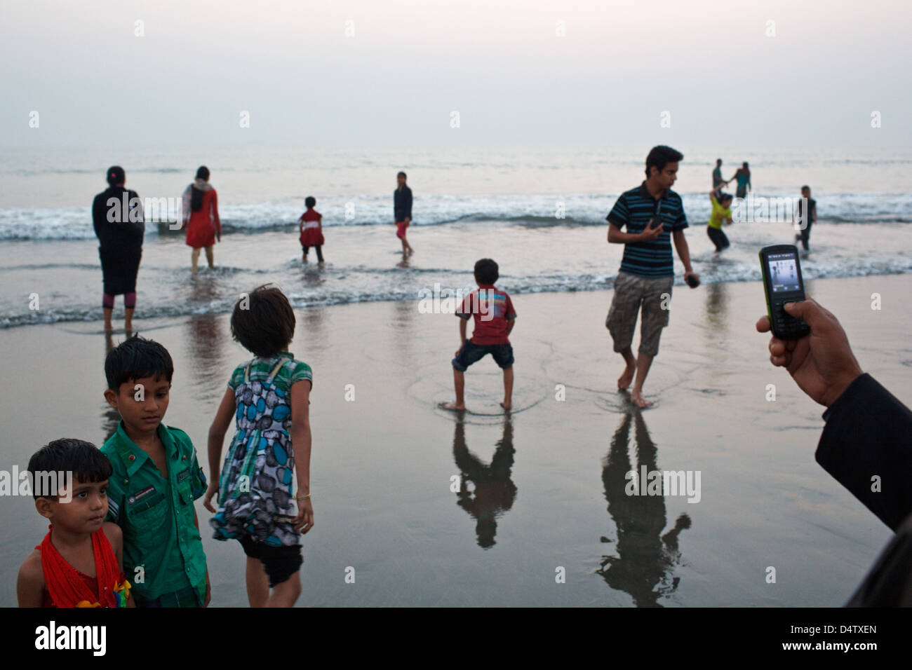 I visitatori del Bangladesh turisti sulla spiaggia in Cox bazar, Bangladesh Foto Stock