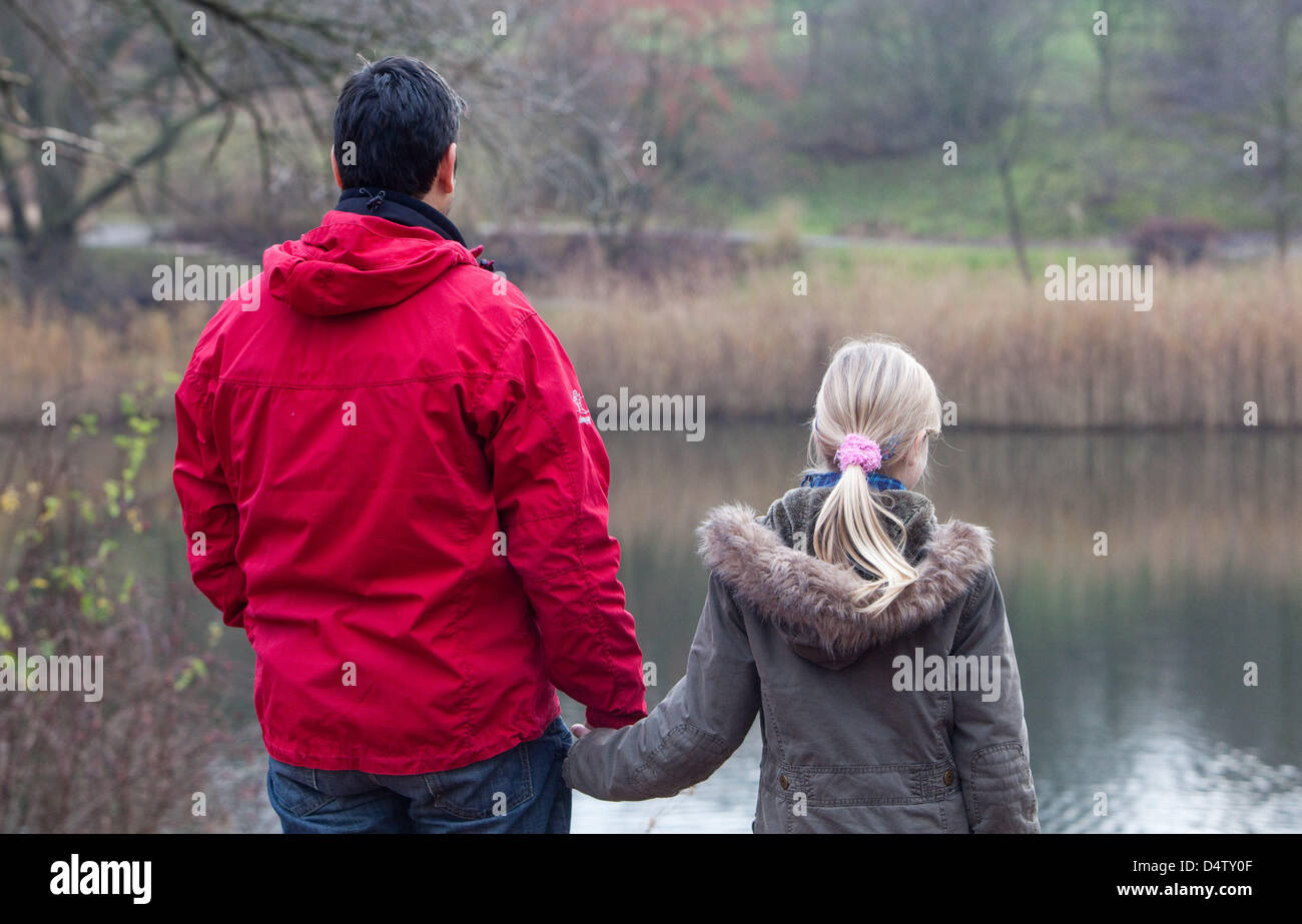 Un padre con sua figlia durante una passeggiata nel parco di Francoforte sull'Oder, Germania, 03 dicembre 2009. La Corte Europea dei Diritti dell'uomo (CEDU) ha rafforzato i diritti di un padre il diritto di custodia per sua figlia. Il padre non sposato era stata trattata in modo diverso da come una madre e un padre sposato sarebbe stata trattata da un giudice tedesco, dice CEDU nei motivi del giudice Foto Stock