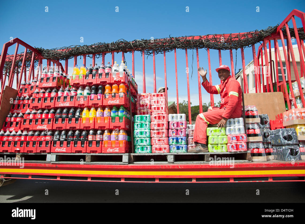 Bevande analcoliche uomini di consegna sul loro carrello erogazione di lattine e bottiglie di bevande Foto Stock