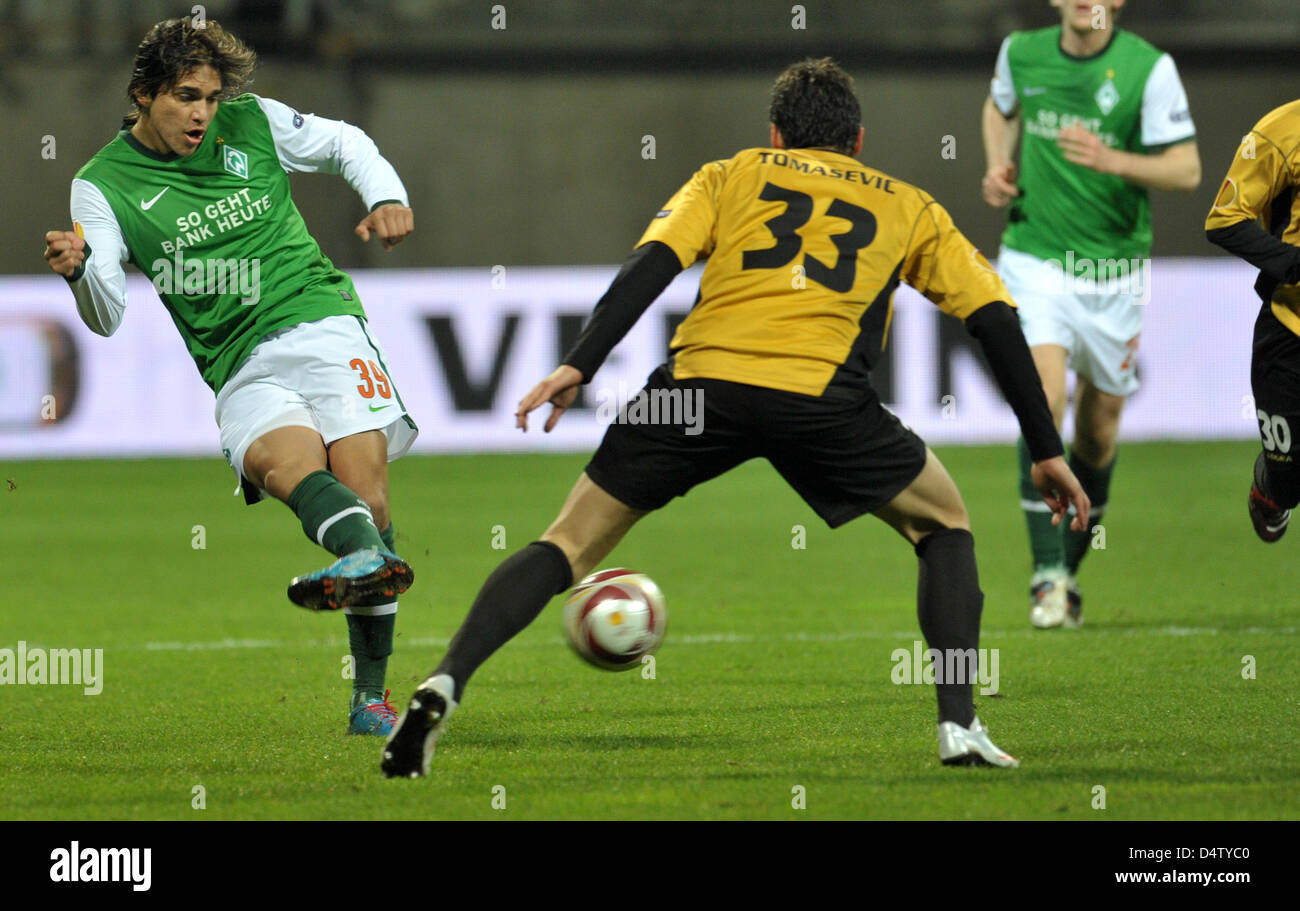 Il Werder Brema è Marcelo Moreno (L) il sistema VIES per la palla con Funchal Tomasevic Zarko durante la UEFA Europa League gruppo L corrisponde al Werder Brema vs CD Nacional Funchal alla Stadio Weser di Brema, Germania, 03 dicembre 2009. Il Werder Brema ha vinto la partita 4-1. Foto: Carmen Jaspersen Foto Stock