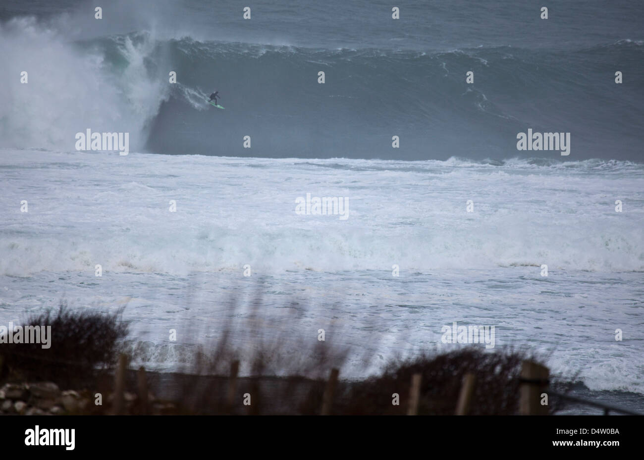 Big Wave Surf a Mullaghmore Head, nella contea di Sligo, Irlanda. Foto Stock