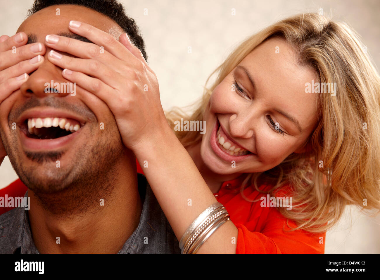 Donna che copre il fidanzato occhi Foto Stock