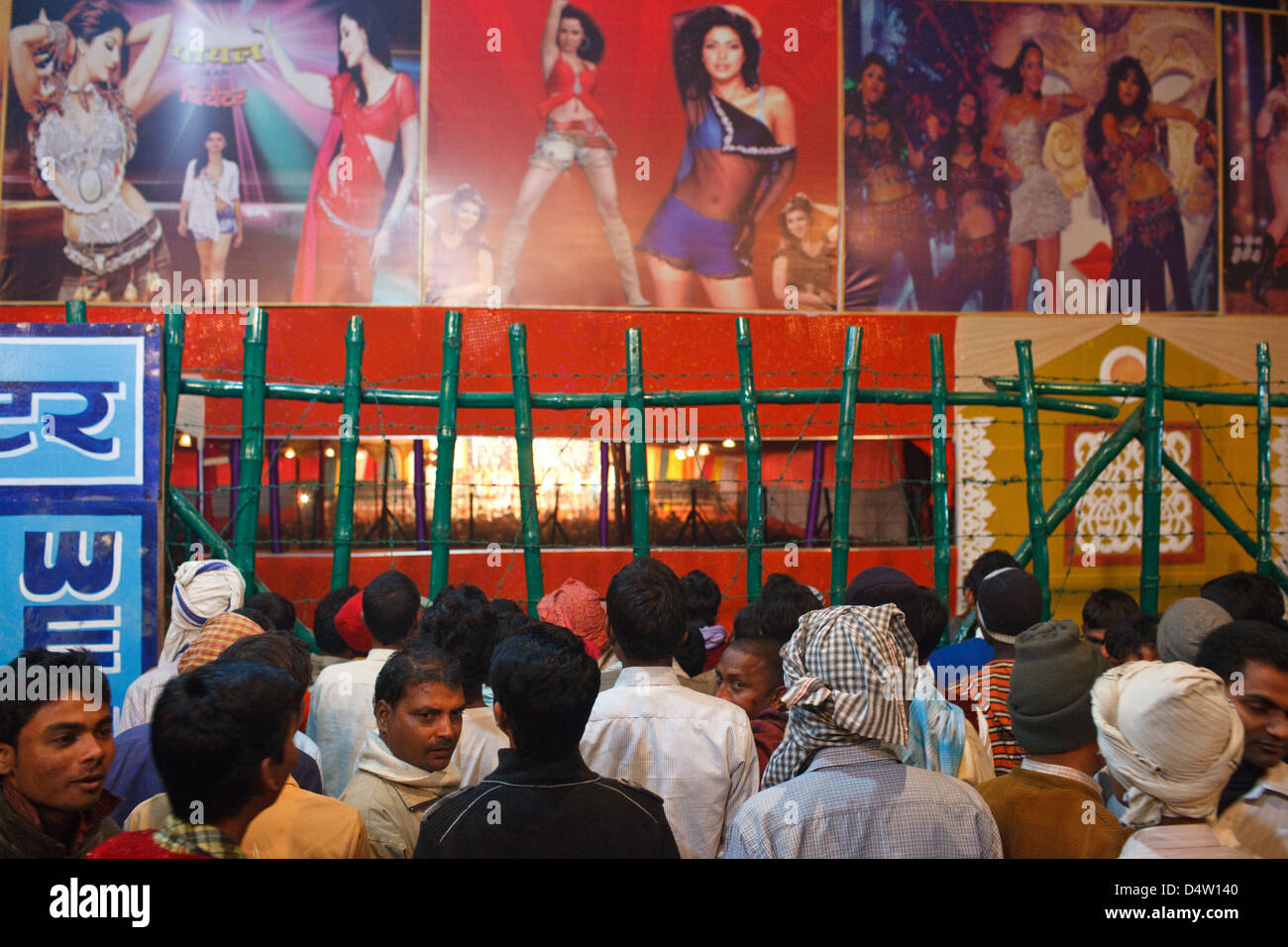 La gente al di fuori di un teatro a notte a Sonepur Mela, Bihar, in India Foto Stock