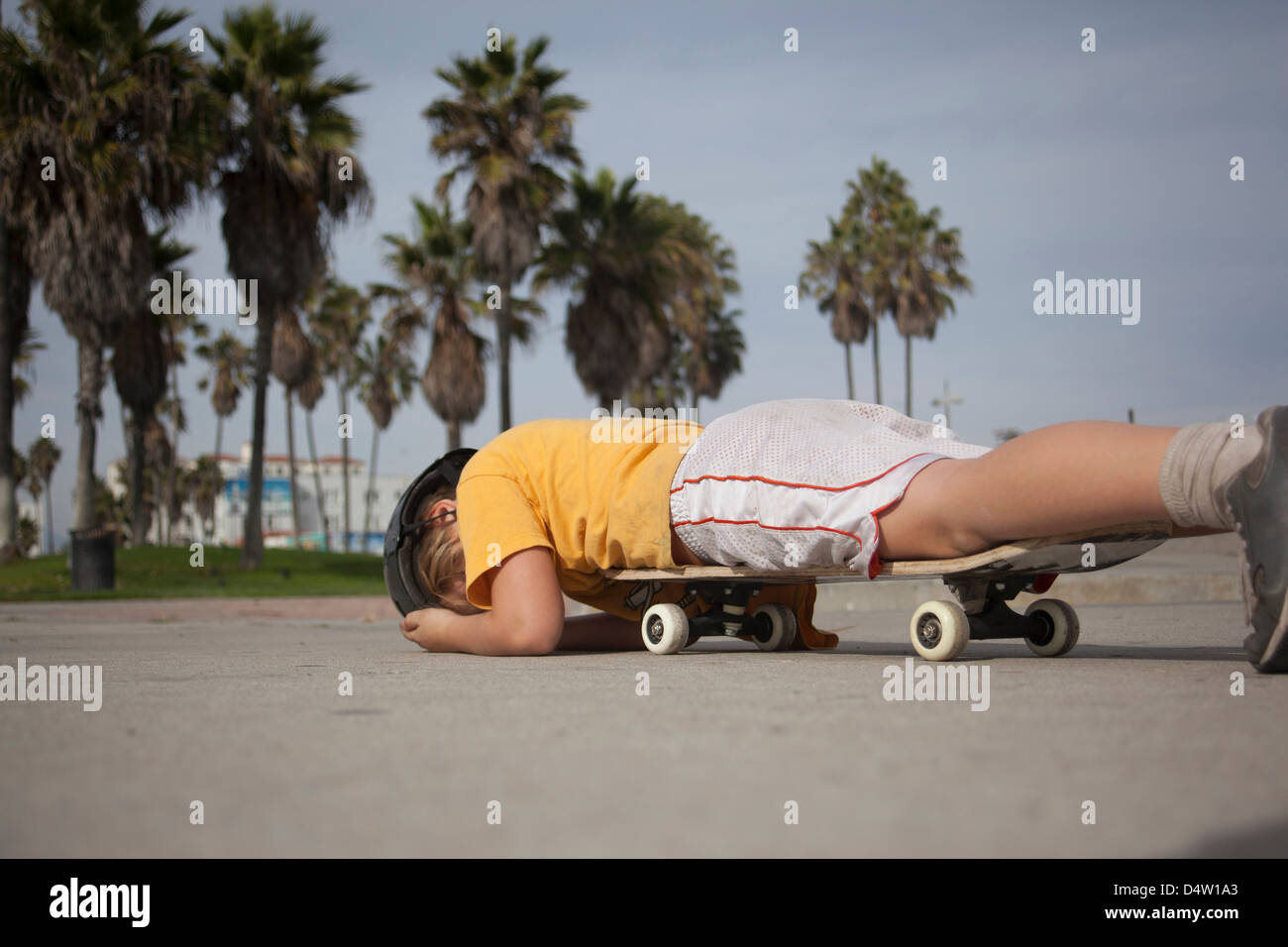 Ragazzo posa su skateboard in posizione di parcheggio Foto Stock