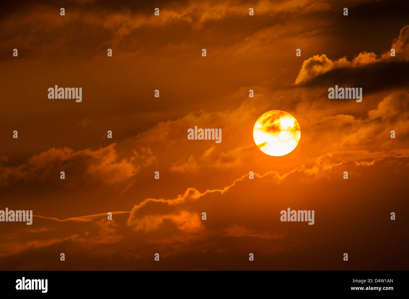 Il sole di setting e le nuvole nel cielo di sera. Foto Stock