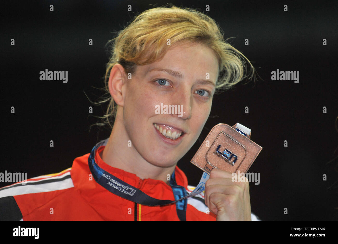 La Germania Janne Schaefer pone con la sua medaglia di bronzo vinta oltre 50m a rana al fina European Short Course Championships di Istanbul, Turchia, 10 dicembre 2009. Foto: BERND THISSEN Foto Stock