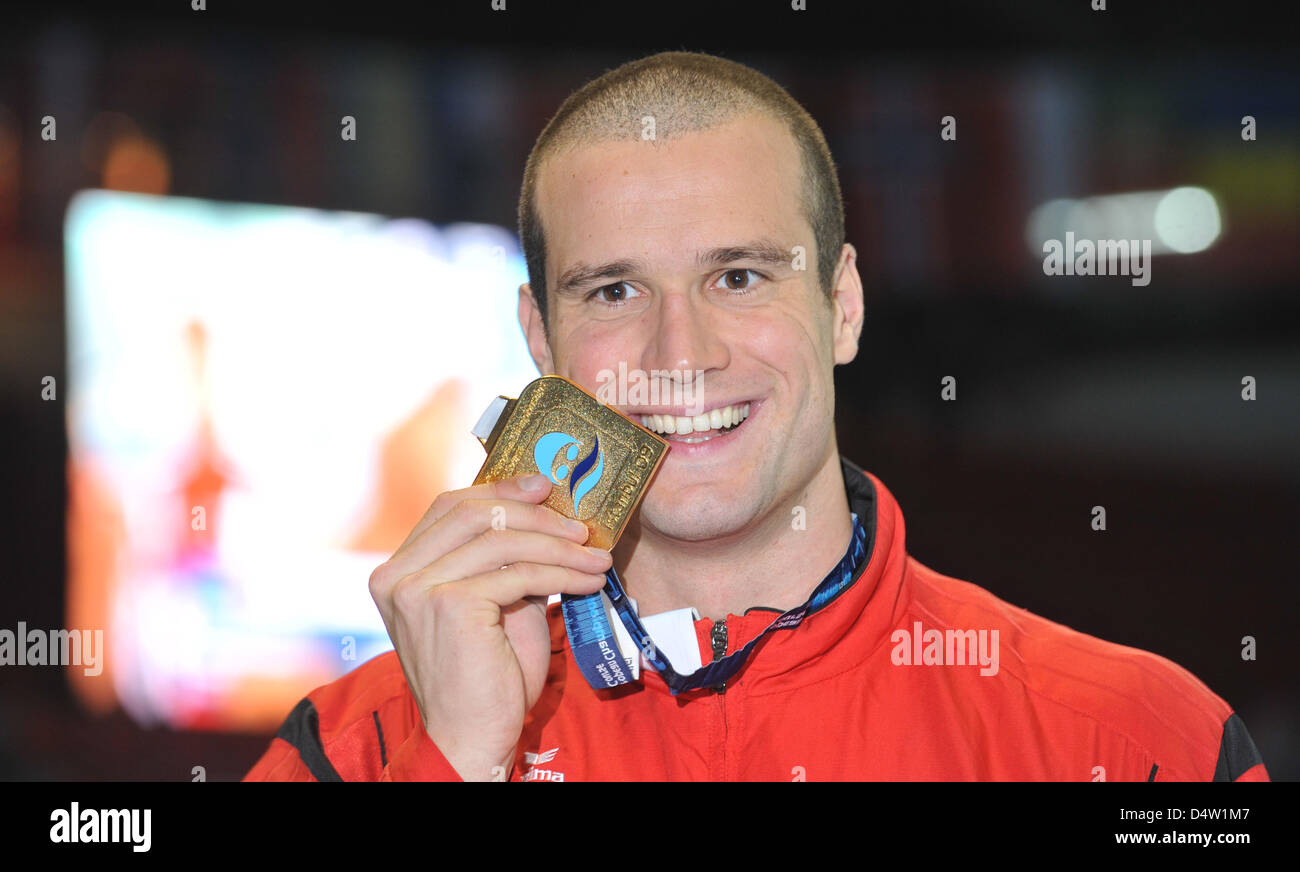 Dell'Austria Markus Rogan pone con la sua medaglia d'oro conquistata oltre 200m Medley al fina European Short Course Championships di Istanbul, Turchia, 10 dicembre 2009. Foto: BERND THISSEN Foto Stock