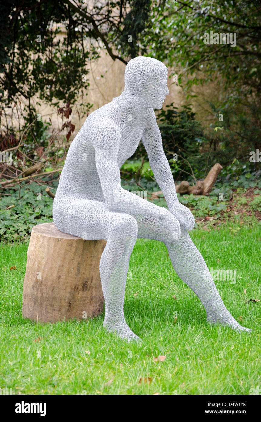 Filo statua di uomo seduto nel bosco Foto Stock