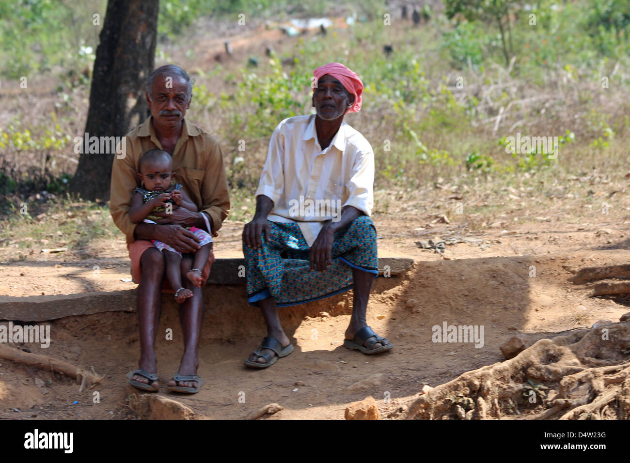 Due uomini con un bambino di Wayanad India del Sud Foto Stock