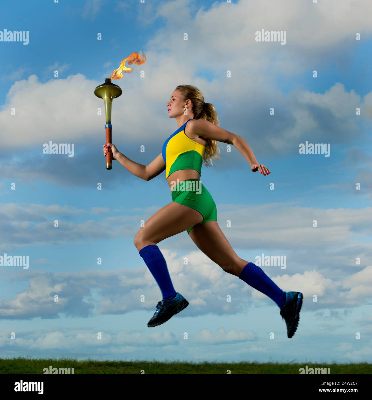 Runner brasiliano che porta torcia olimpica Foto Stock