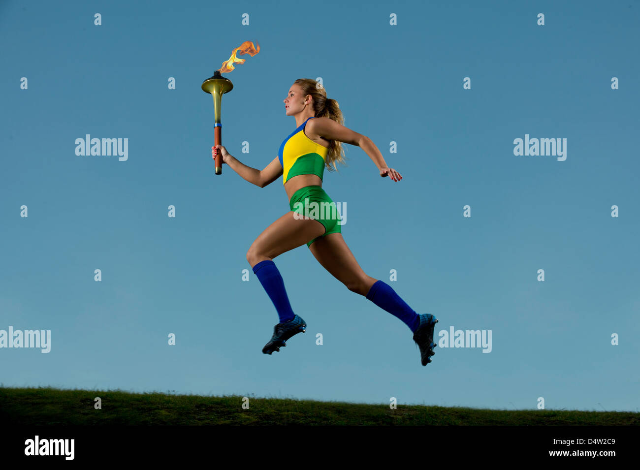 Runner brasiliano che porta torcia olimpica Foto Stock