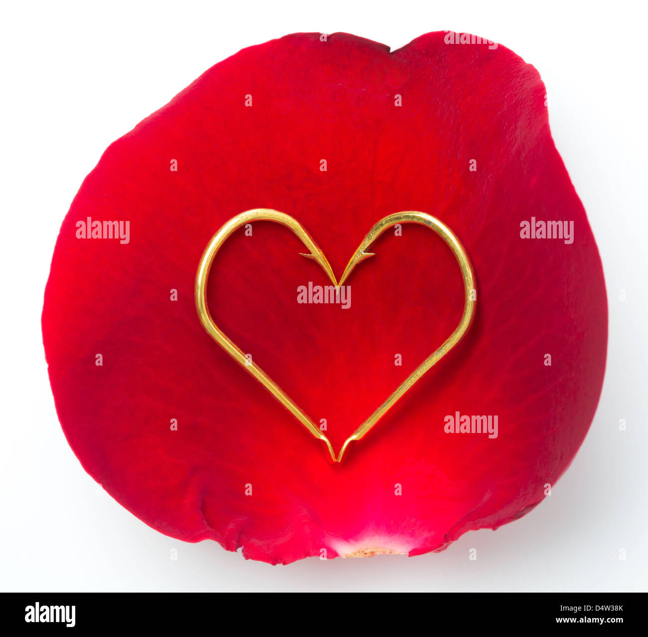 Rosso di petali di rose e il gancio organizzare come simbolo del cuore Foto Stock