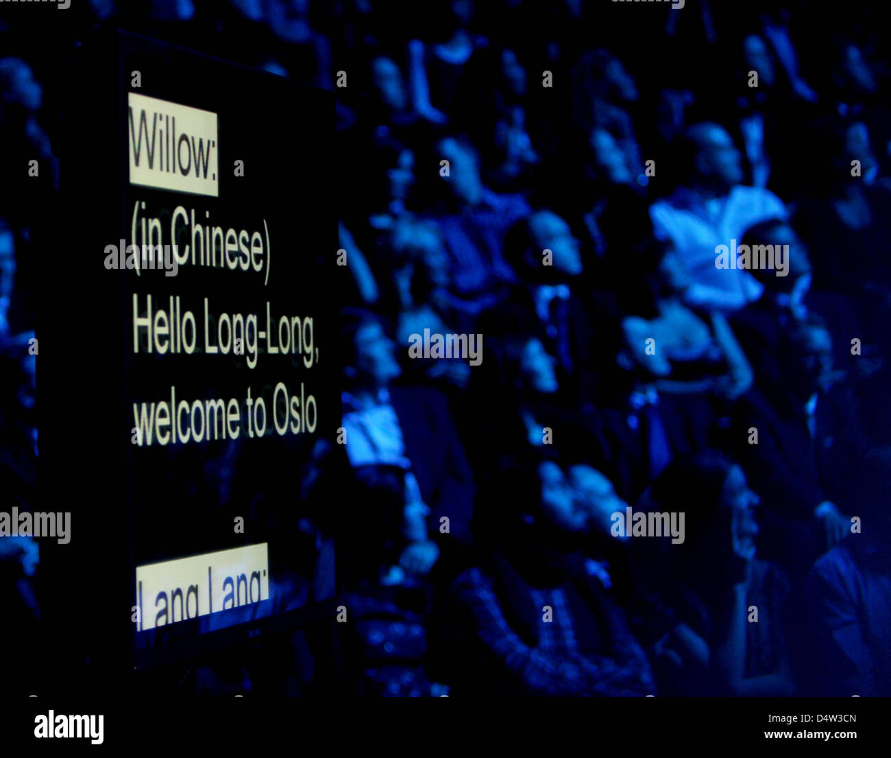 Una schermata con testo per l'attrice Willow Smith durante il Premio Nobel per la pace con un concerto presso la Oslo Spektrum, a Oslo, Norvegia, 11 dicembre 2009. Il concerto onora questo anno il premio Nobel per la pace il Presidente degli Stati Uniti. Foto: Patrick van Katwijkijk Foto Stock