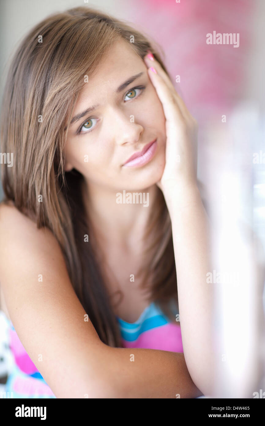 Ragazza adolescente in appoggio mento in mano Foto Stock