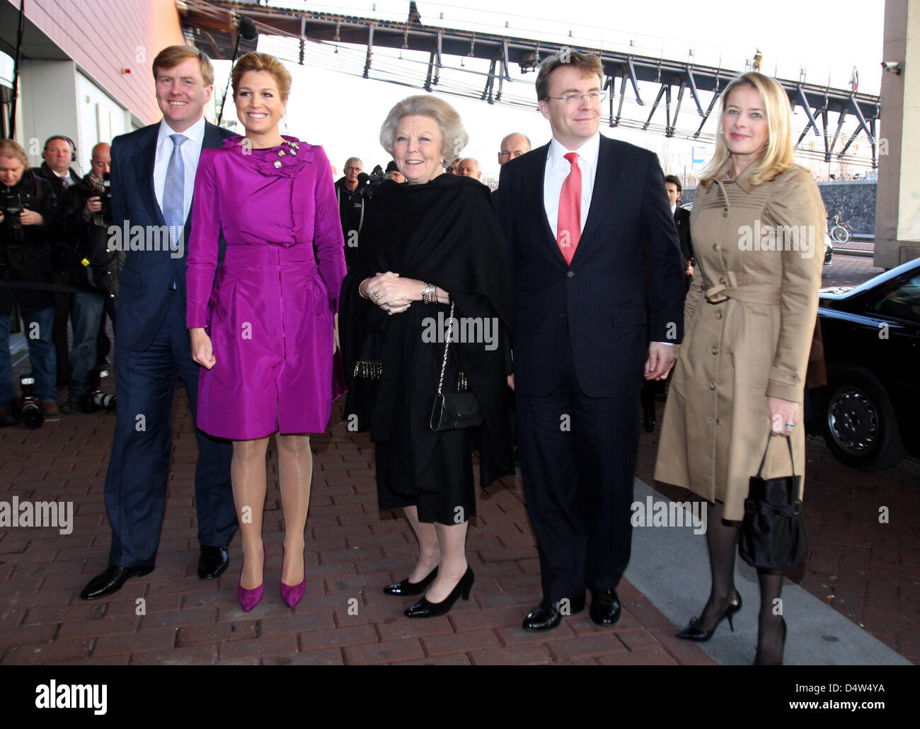 Principe Willem-Alexander (L-R), Crown Princess Maxima, Queen Beatrix, Friso principe e principessa Mabel frequentare l annuale Il Principe Claus cerimonia di premiazione 2009 ad Amsterdam in Olanda, 16 dicembre 2009. Foto: Albert van der Werf (PAESI BASSI) Foto Stock