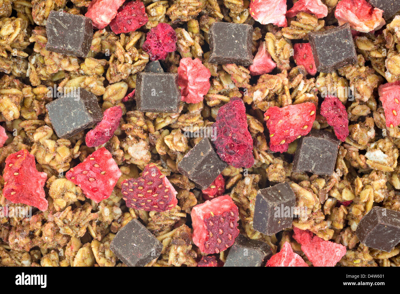 Molto vicino in vista di cereali granola disidratato con pezzi di fragola e piccoli pezzi di cioccolato. Foto Stock