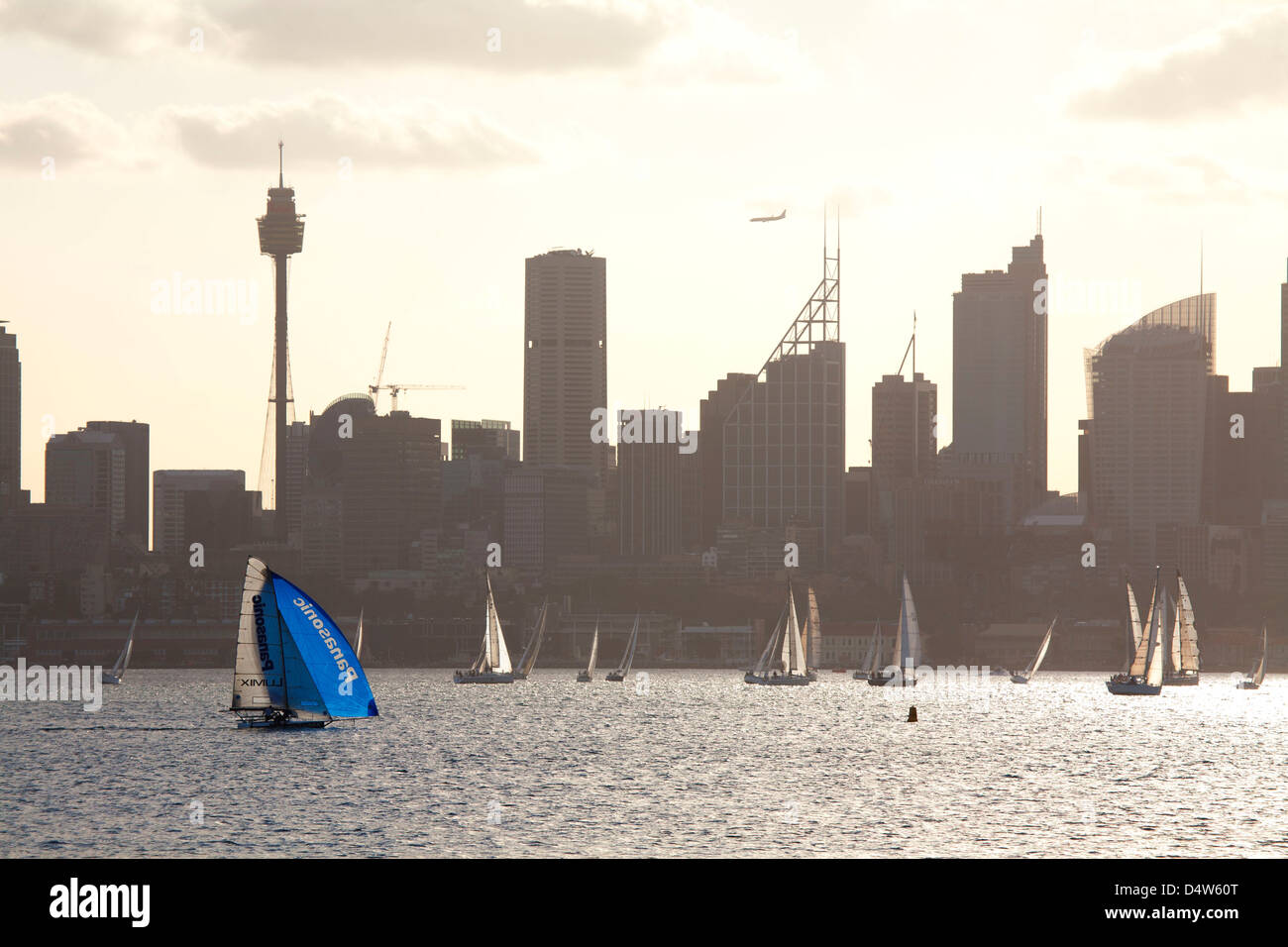 18 Il piè di pagina con lo spinnaker in competizione in una regata nautica sul Porto di Sydney Sydney Australia nella parte anteriore del Sydney CBD. Foto Stock