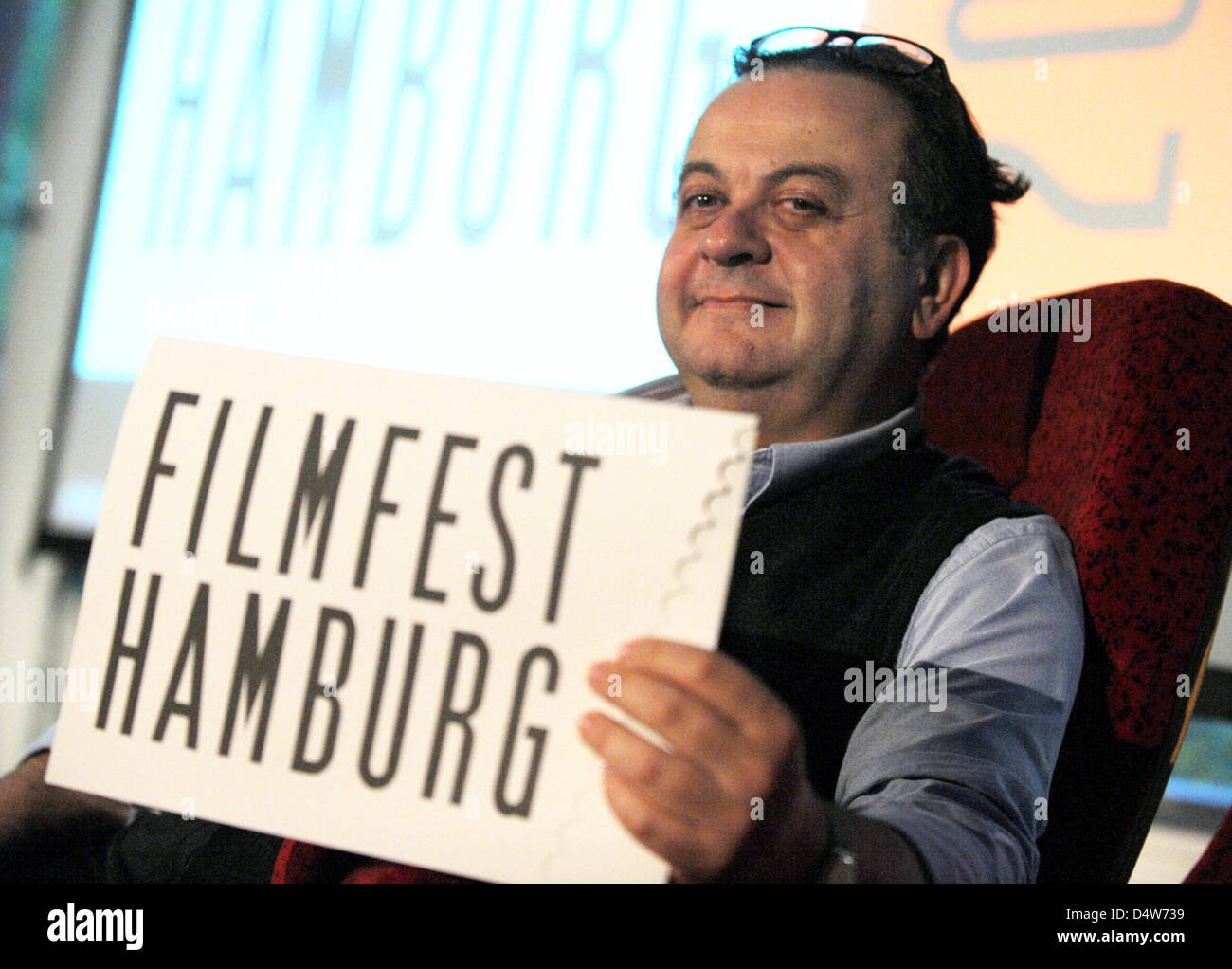 Testa del XVIII Hamburg Film Festival, Albert Wiederspiegel, pone con una cartella con la scritta 'Filmfest Hamburg' ad Amburgo, Germania, 14 settembre 2010. Con sei film, il festival mira a ricordare i Beatles, che hanno iniziato la loro carriera mondiale 50 anni fa nella città anseatica. Con essa, la polizia domcumentation " arrivo dei Beatles in Hamburg' del 1966 viene presentata a Foto Stock