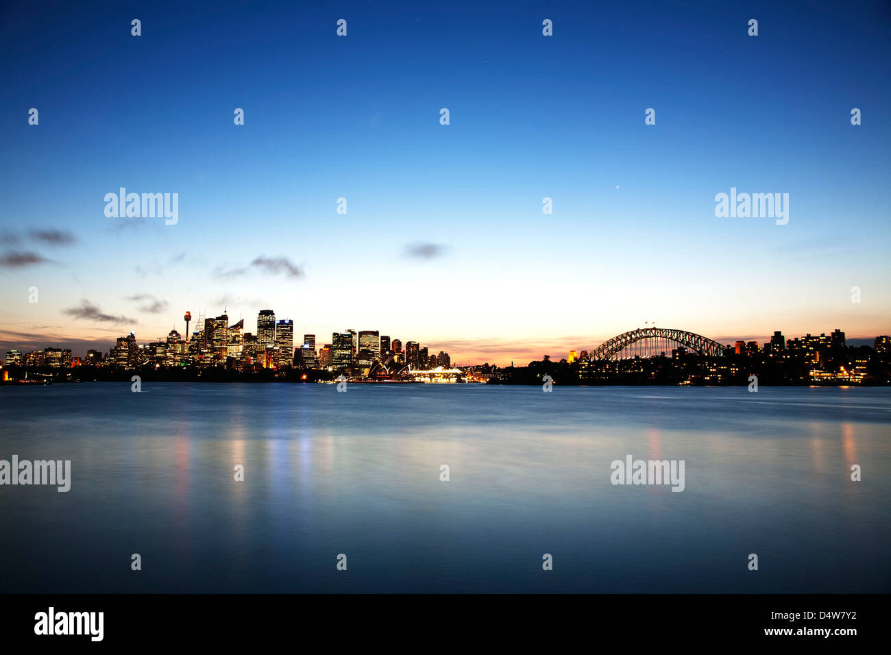 Dopo blu bagliore del tramonto sul Ponte del Porto di Sydney e il CBD Sydney Australia Foto Stock