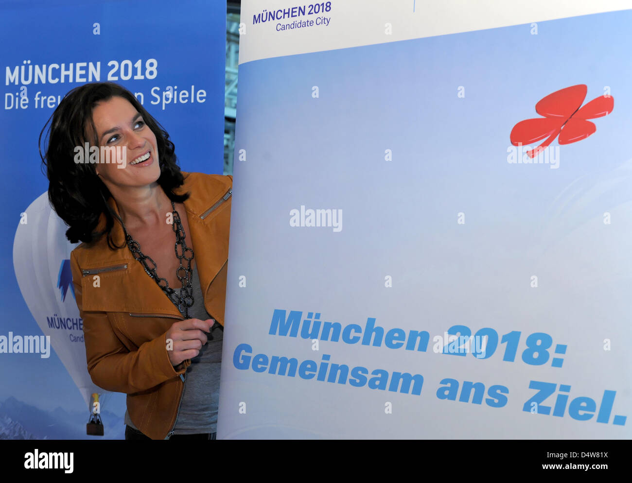 Tedesco figura icona del pattinaggio Katarina Witt sorrisi con due striscioni promozione di Monaco di Baviera 2018 Olimpiadi di Monaco di Baviera, Germania, il 17 settembre 2010. Foto: PETER KNEFFEL Foto Stock