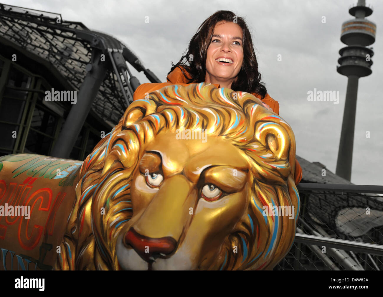 Tedesco figura icona del pattinaggio Katarina Witt siede su un Golden Lion la promozione di Monaco di Baviera 2018 Olimpiadi di Monaco di Baviera, Germania, il 17 settembre 2010. Foto: PETER KNEFFEL Foto Stock