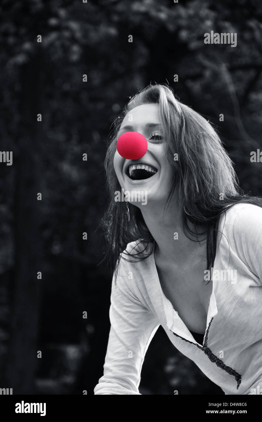 Illustrazione - un file immagine datata 02 settembre 2012 mostra Kristina con un rosso clown naso a Berlino, Germania. Foto: Verlag/Steinach - () Foto Stock
