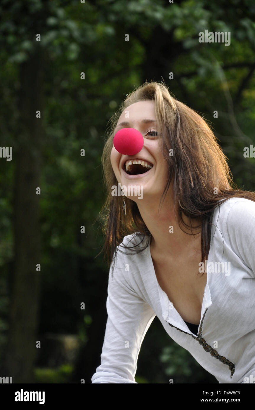 Illustrazione - un file immagine datata 02 settembre 2012 mostra Kristina con un rosso clown naso a Berlino, Germania. Foto: Verlag/Steinach - () Foto Stock