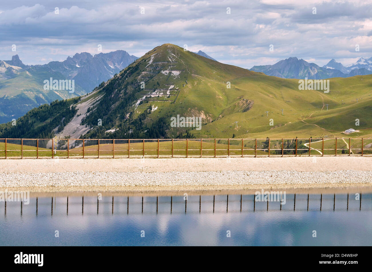 Stagno e monte Saint-Jacques a La Plagne, comune nella Valle Tarentaise,dipartimento della Savoia e la regione Rhône-Alpes in Francia Foto Stock