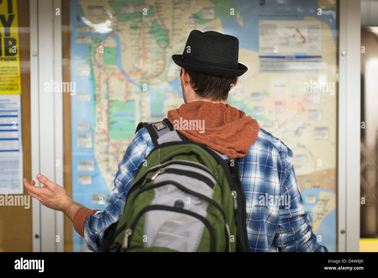 Uomo confuso la lettura di una mappa della città Foto Stock