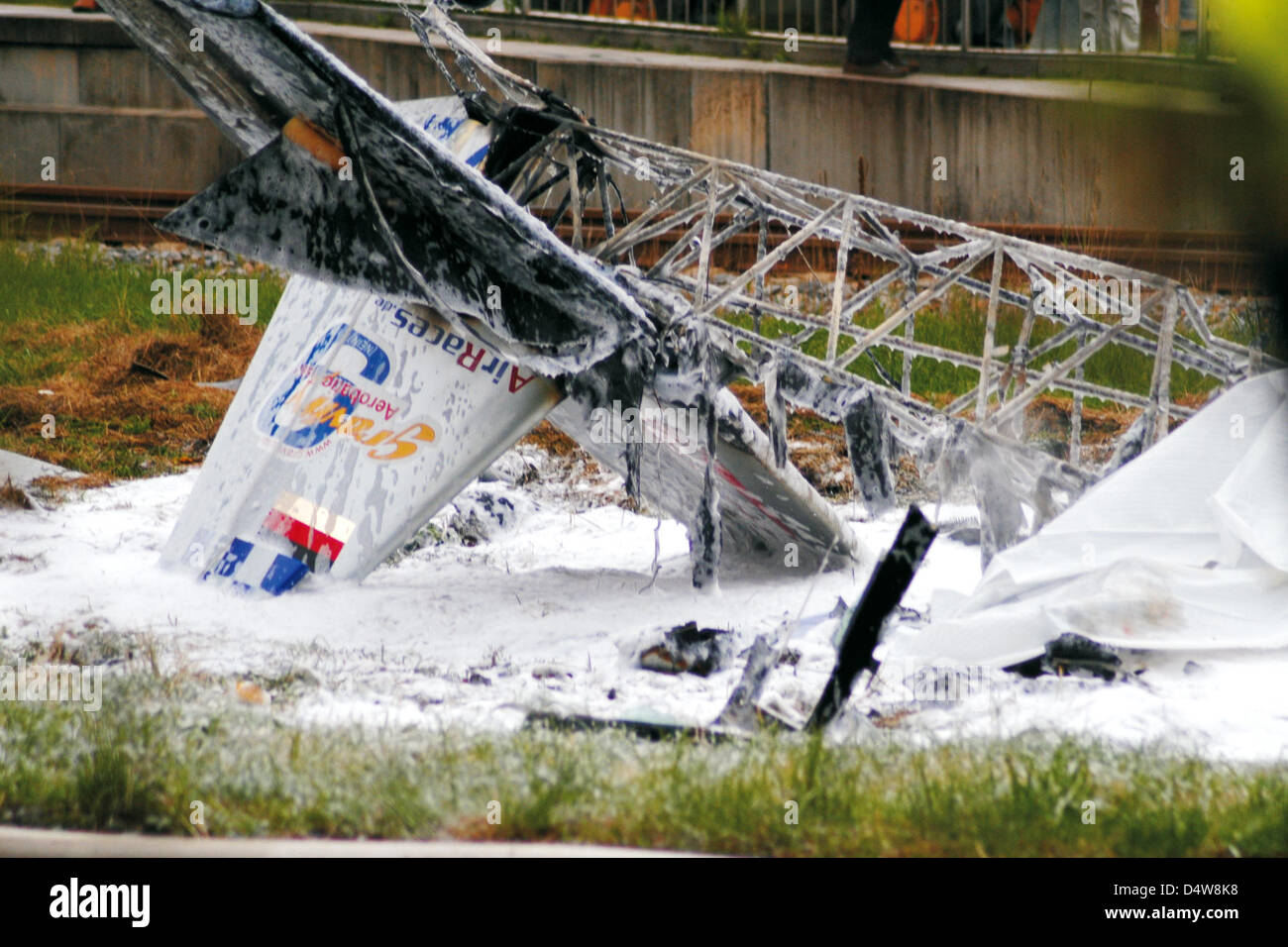 Il bruciate le macerie di un aereo che si sono scontrate in aria durante un air show in Warngau, Germania, 18 settembre 2010. Un progetto pilota è stato ucciso in una collisione in volo a un Tedesco air show, la polizia ha detto. Uno dei due piani nella collisione è rimasto a bordo di aerei, ma gli altri si è schiantato e bruciato, uccidendo il suo pilota, l'incidente di Warngau. Foto: STR Foto Stock