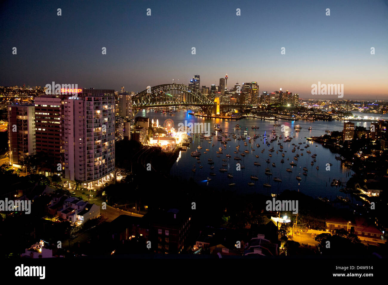 Capodanno fuochi d'artificio celebrazioni come visto dalla sponda nord di Sydney Harbour Bridge Foto Stock