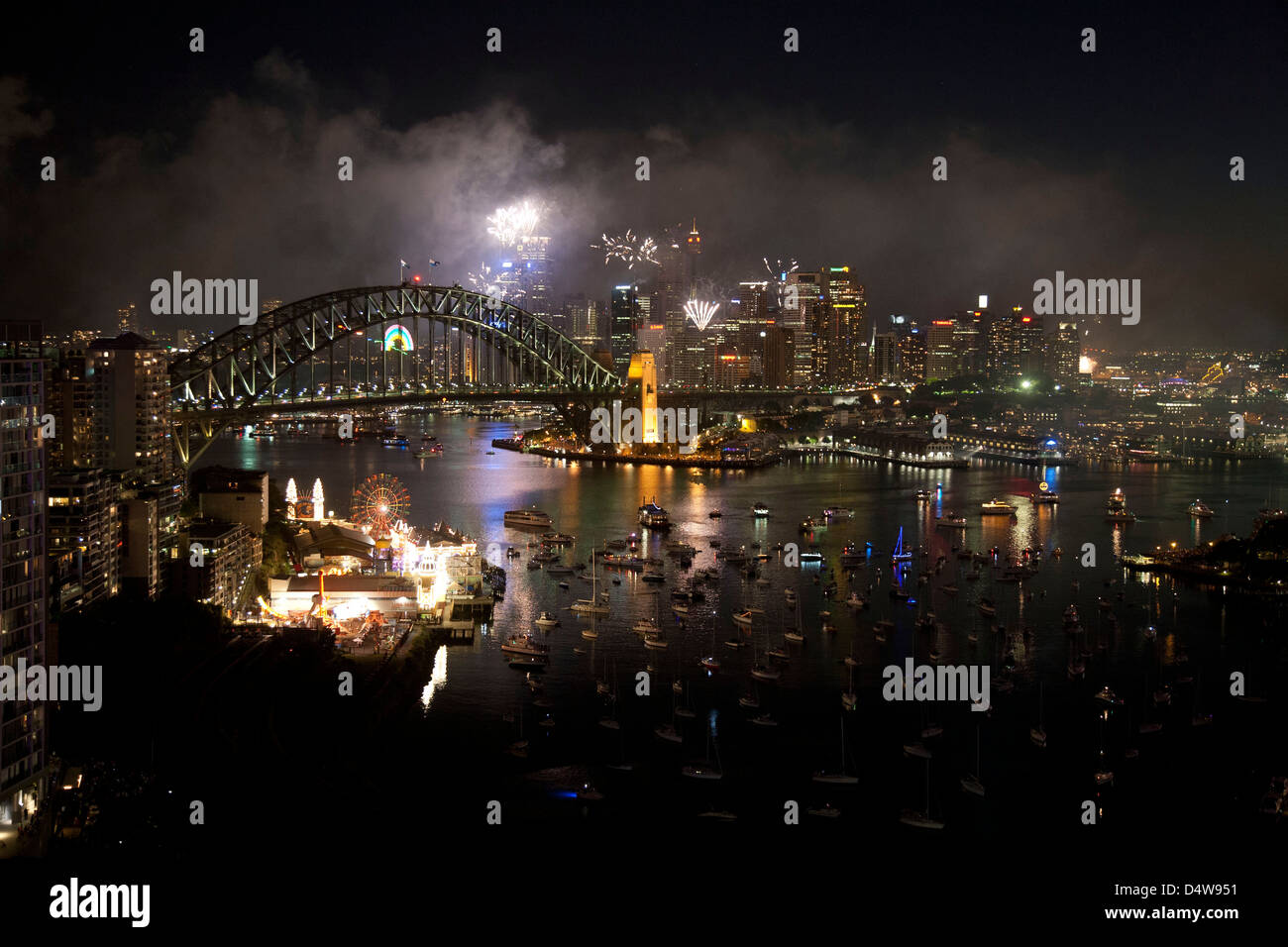 Capodanno fuochi d'artificio celebrazioni come visto dalla sponda nord di Sydney Harbour Bridge Foto Stock