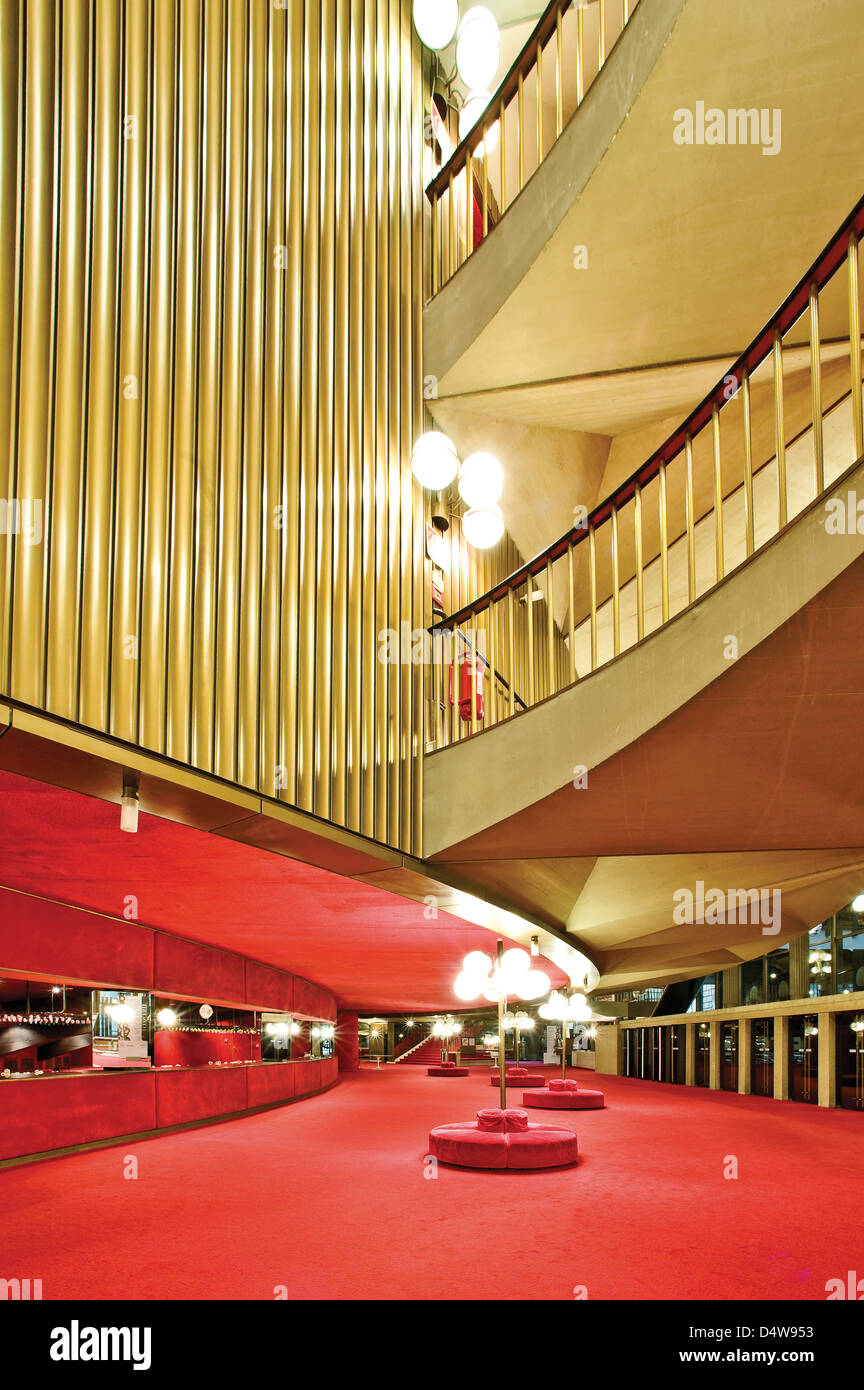 Europa Italia Piemonte Torino Teatro Regio ("Royal Theatre') architettura di Carlo Mollino hall e guardaroba Foto Stock