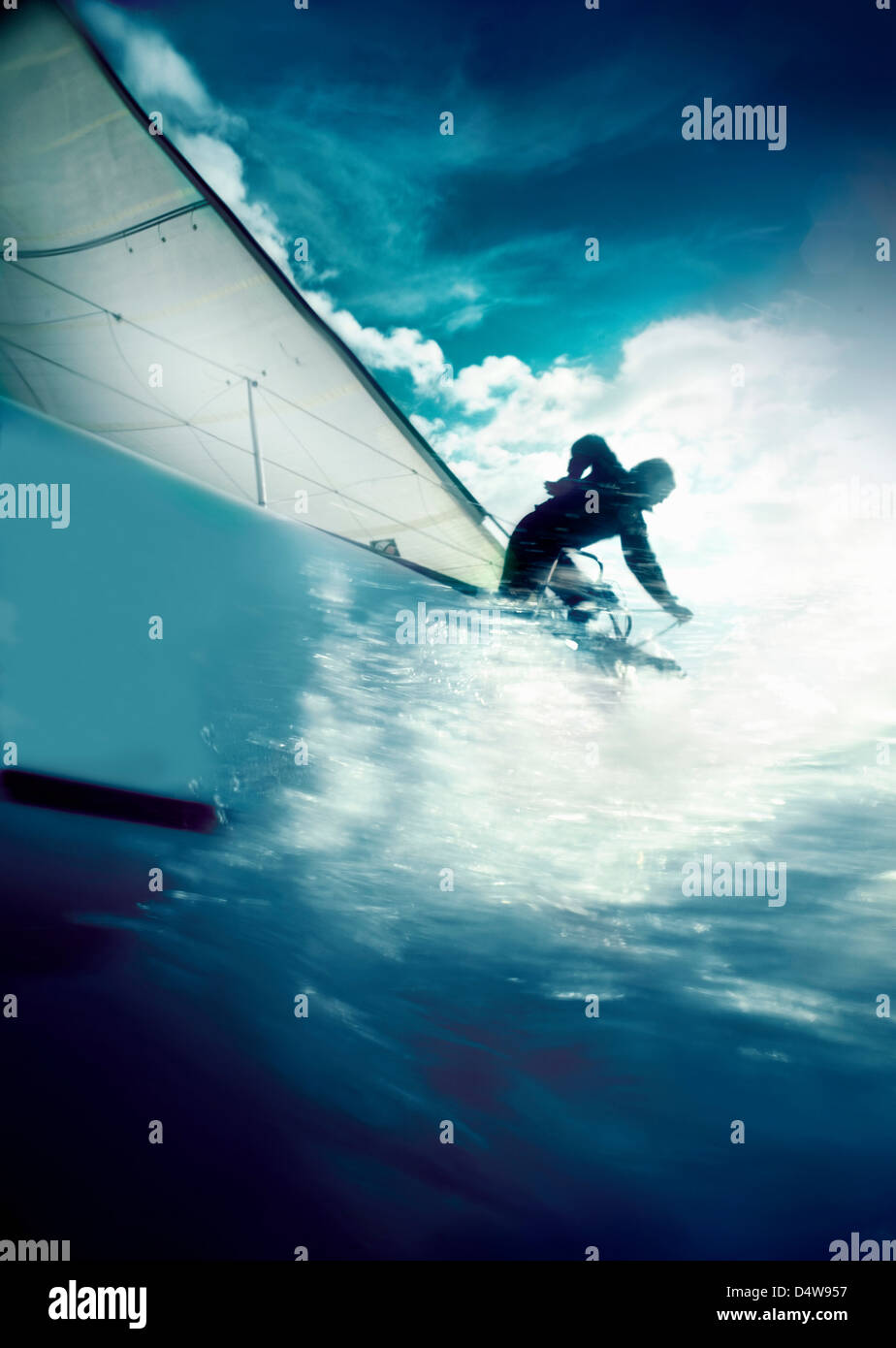 Uomo vele di trimming su yacht in gara Foto Stock