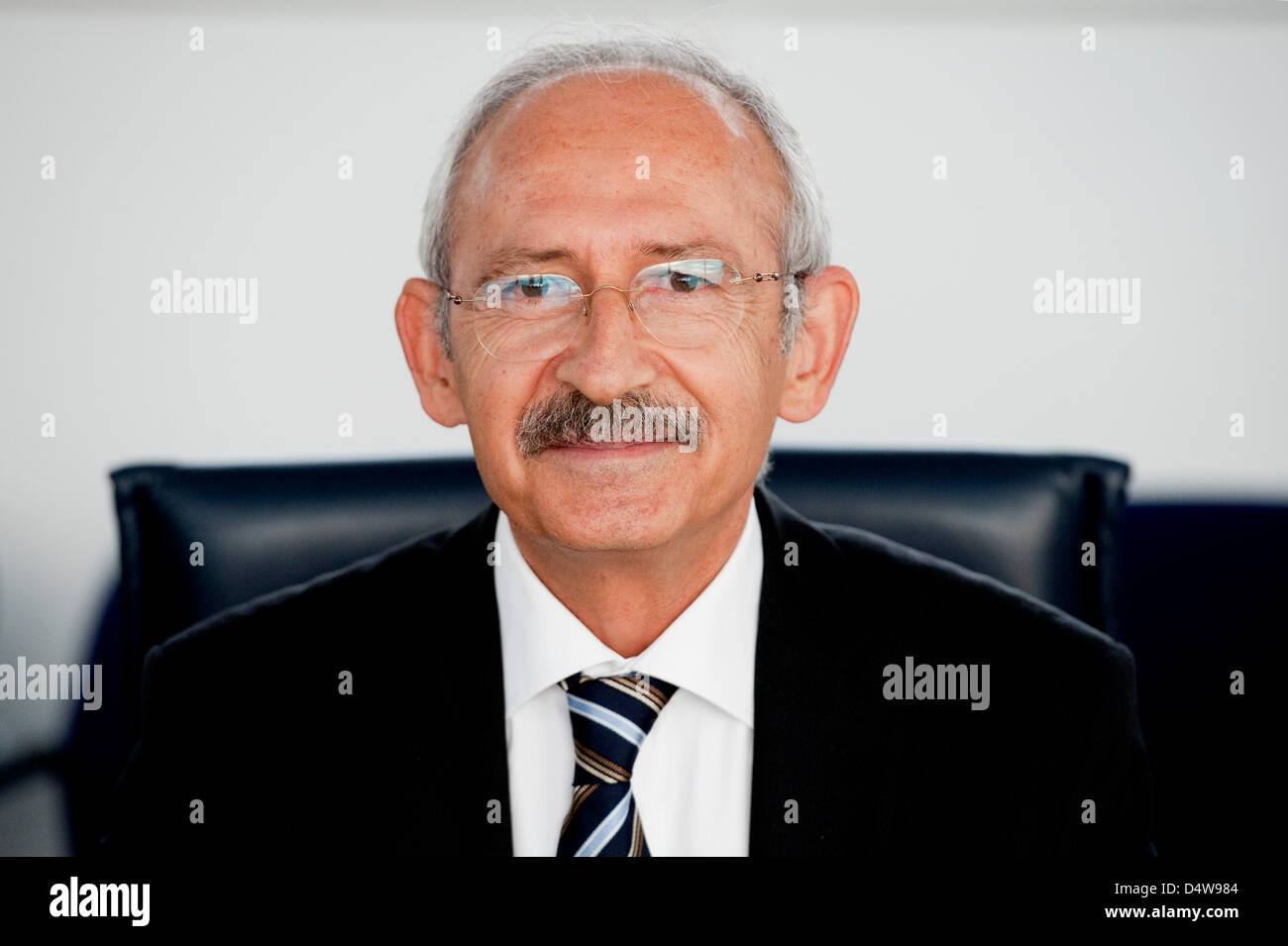 Kemal Kilicdaroglu (R), leader in Turchia il repubblicano del Partito Popolare (CHP), sorrisi a Germania Socialdemocratici (SPD) sede Willy Brandt House a Berlino, Germania, 20 settembre 2010. Kilicdaroglu si è incontrato con il presidente della Germania Socialdemocratici Sigmar GABRIEL. Foto: ROBERT SCHLESINGER Foto Stock