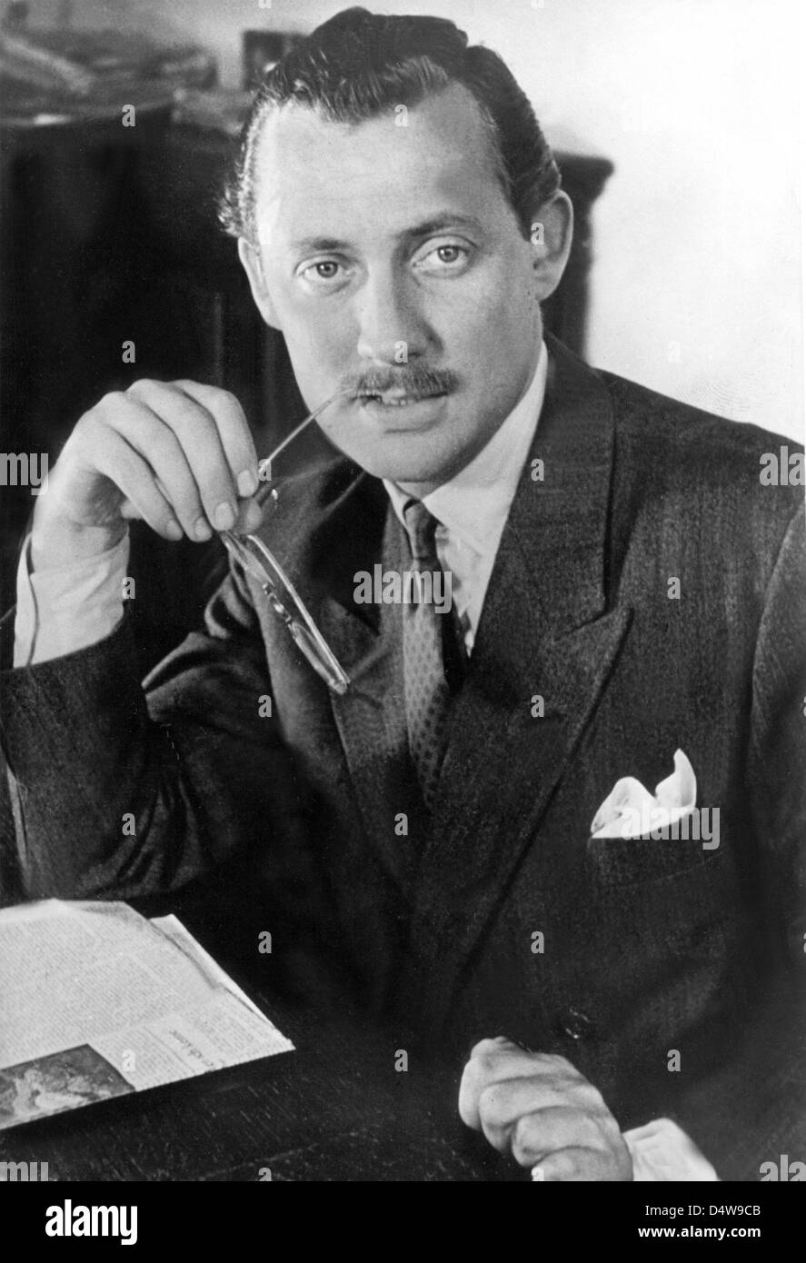 (Dpa) file di un file immagine datata fine degli anni quaranta del editore tedesco Axel Springer Caesar. Dopo ''II era concluso Springer prevista la ffoundation per la sua media empire a fondare il programma TV rivista 'Hoer Zu'. Springer publishing company dei best-seller per prodotto è la massa di carta di circolazione 'Bild' e quotidiano 'Die Welt". Axel Springer è nato ad Amburgo il 02 maggio 1912 e morì il 25 anno Foto Stock