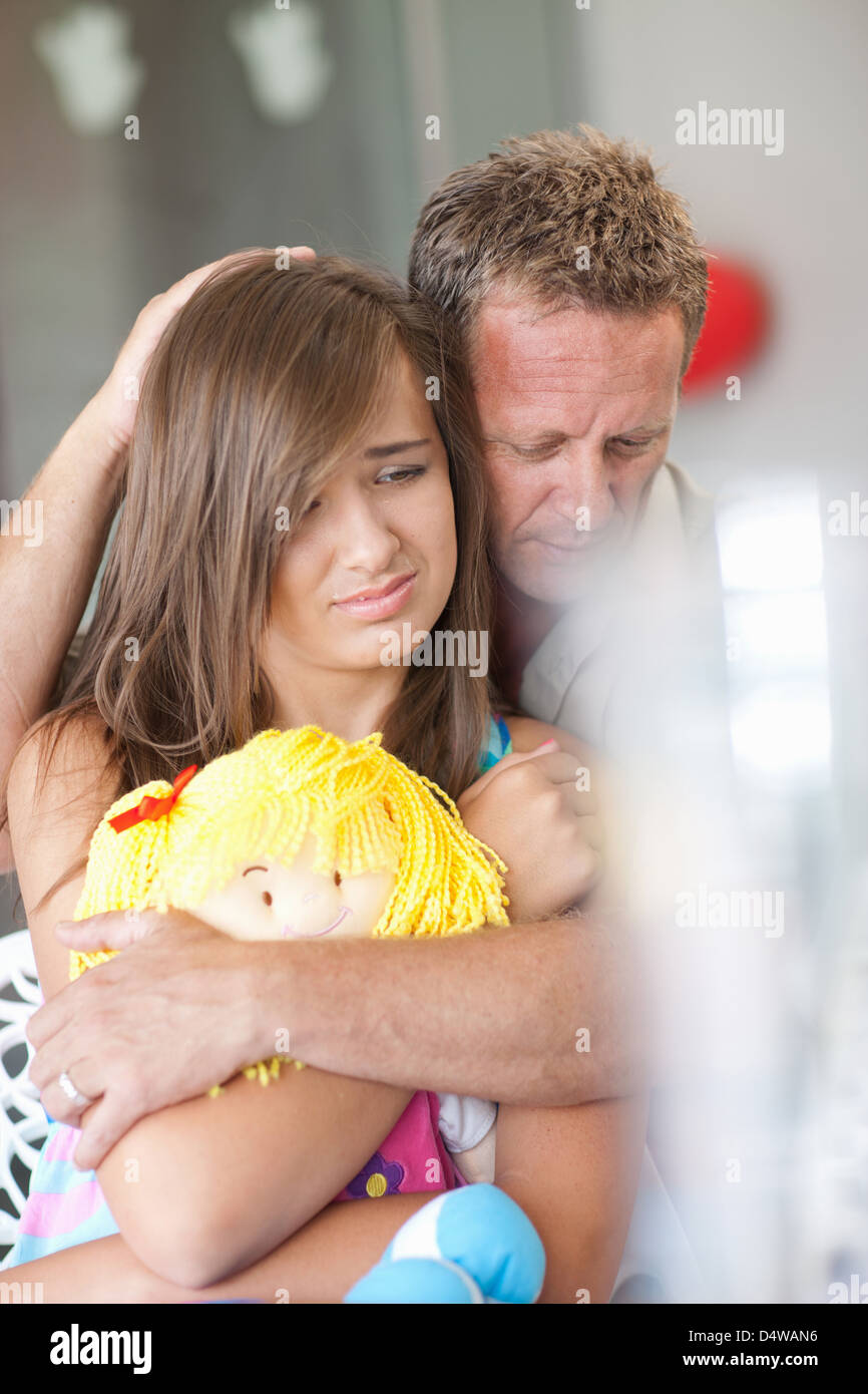 Padre consolante figlia adolescente Foto Stock