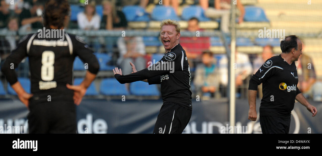 Ex superstar del tennis Boris Becker di 'Laureus Allstars' parlare durante una carità Laureus corrispondono all'Carl-Benz Stadium di Mannheim, Germania, 23 settembre 2010. Il match è stato impostato per il beneficio del Laureus Sport per il buon fondamento. Foto: Ronald Wittek Foto Stock