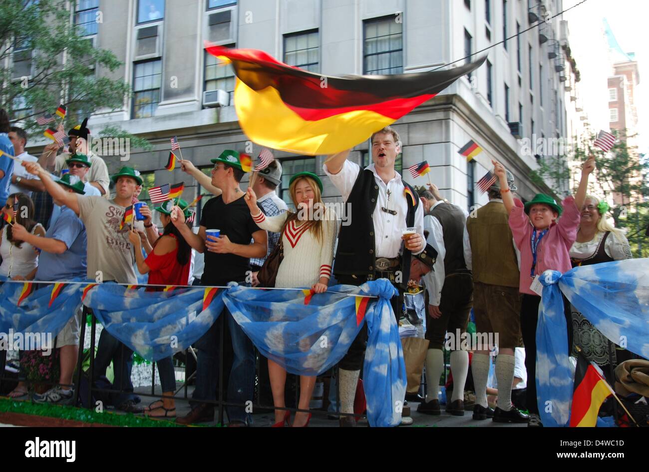 Teilnehmer der Steuben-Parade winken mit deutschen und US-Fähnchen von einem Wagen, am Samstag (25.09.2010) a New York. Die Steuben-Parade in New York hat wieder zehntausende Zuschauer begeistert. Mit der jährlichen Parade soll die Kultur der deutschen Einwanderer bewahrt werden. (Zu dpa-KORR '"Deutschland ist cool!": New York feiert Steuben-Parade' vom 26.09.2010) Foto: Chris Mel Foto Stock