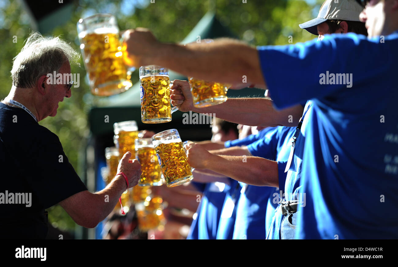 Besucher des Oktoberfests im Central Park di New York trinken Bier, am Samstag (25.09.2010). Viele Besucher des Festes nahmen am Samstag zuvor an der traditionellen Steuben-Parade in New York teil, bei der die Kultur der deutschen Einwanderer bewahrt werden soll. Foto: Annibale dpa Foto Stock