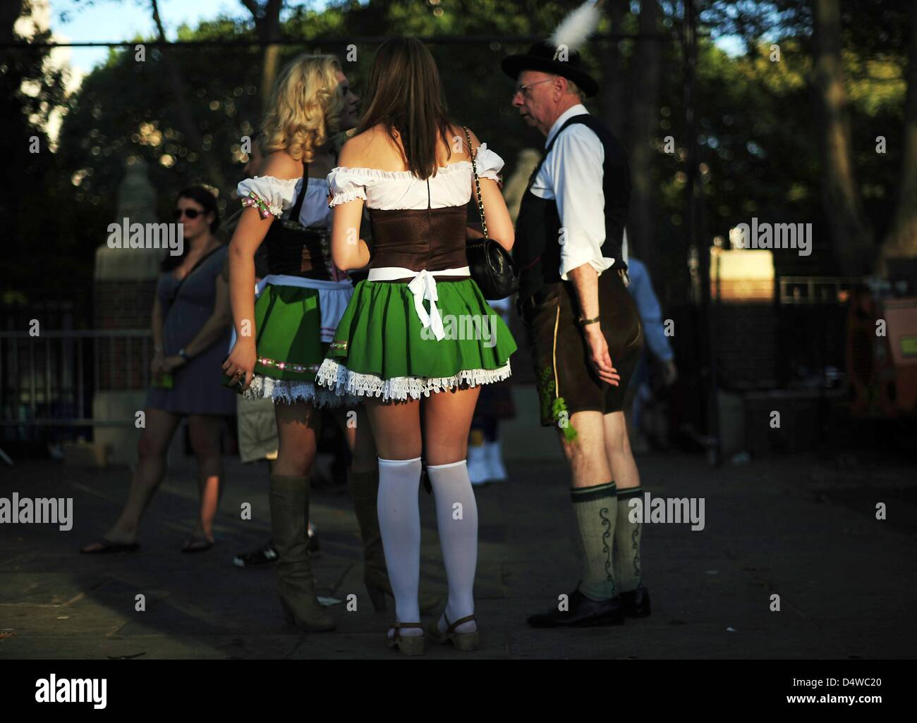 Besucher des Oktoberfests im Central Park di New York tragen Tracht, am Samstag (25.09.2010). Viele Besucher des Festes nahmen am Samstag zuvor an der traditionellen Steuben-Parade in New York teil, bei der die Kultur der deutschen Einwanderer bewahrt werden soll. Foto: Annibale dpa Foto Stock