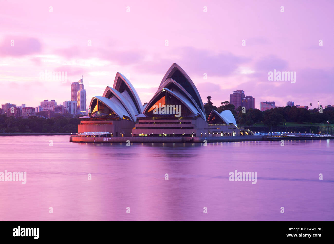 Sydney Opera House di porpora predawn luce crepuscolo Sydney Australia Foto Stock