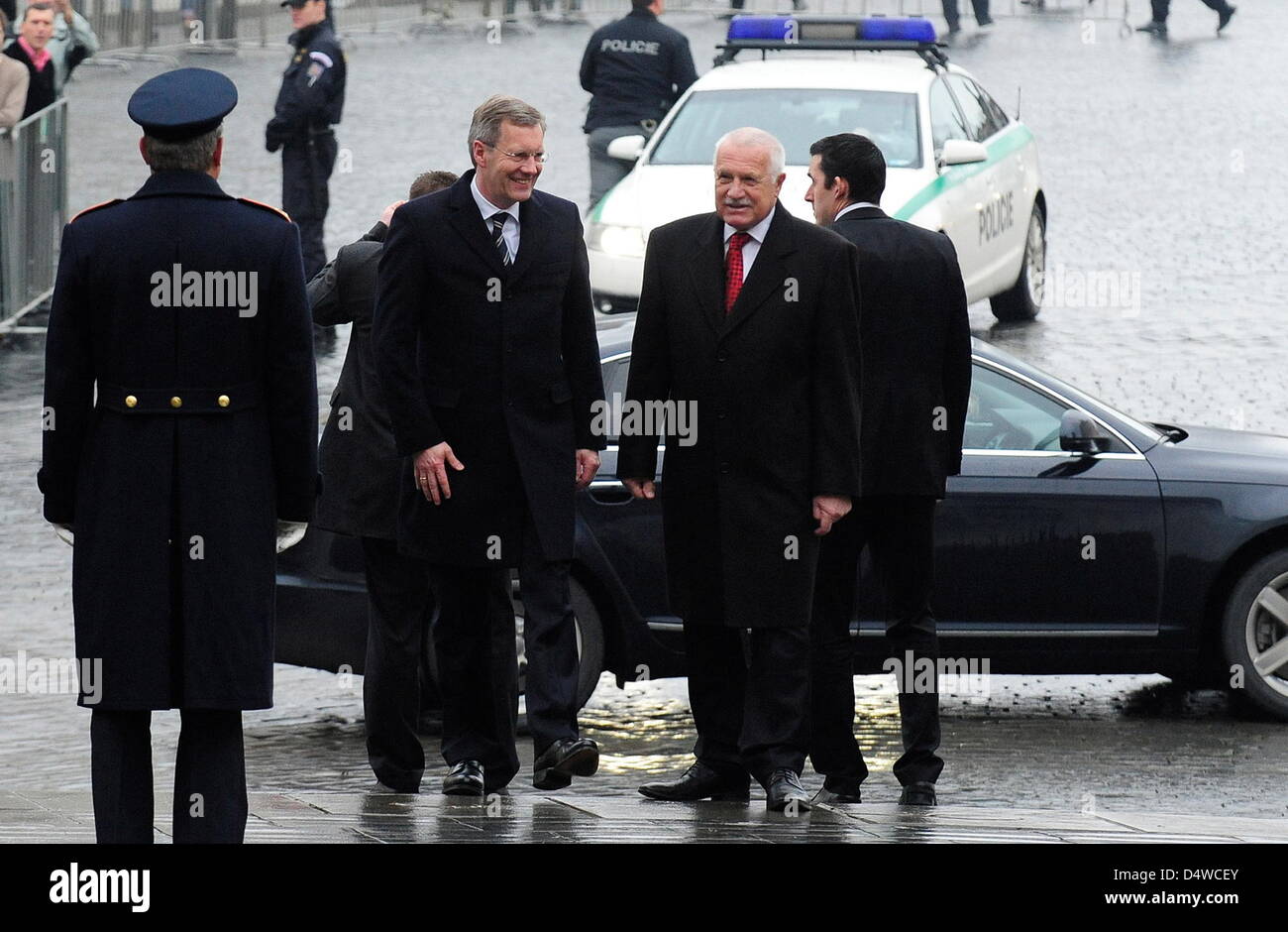 Bundespraesident Christian Wulff (l). wird am Montag (22.11.10) in Prag (Tschechien) vor der Prager Burg vom Praesidenten der Tschechischen Republik Vaclav Klaus empfangen. Wulff besucht am Montag anlaesslich eines Antrittsbesuchs die Tschechische Republik. (Zu dapd-Text) Foto Stock