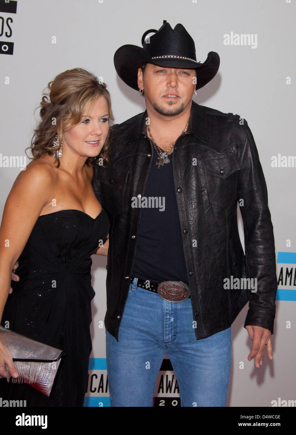 Noi cantante Jason Aldean e un ospite arriva per la trentottesima annuale degli American Music Awards a Los Angeles, California, USA, 21 novembre 2010. Foto: Hubert Boesl Foto Stock