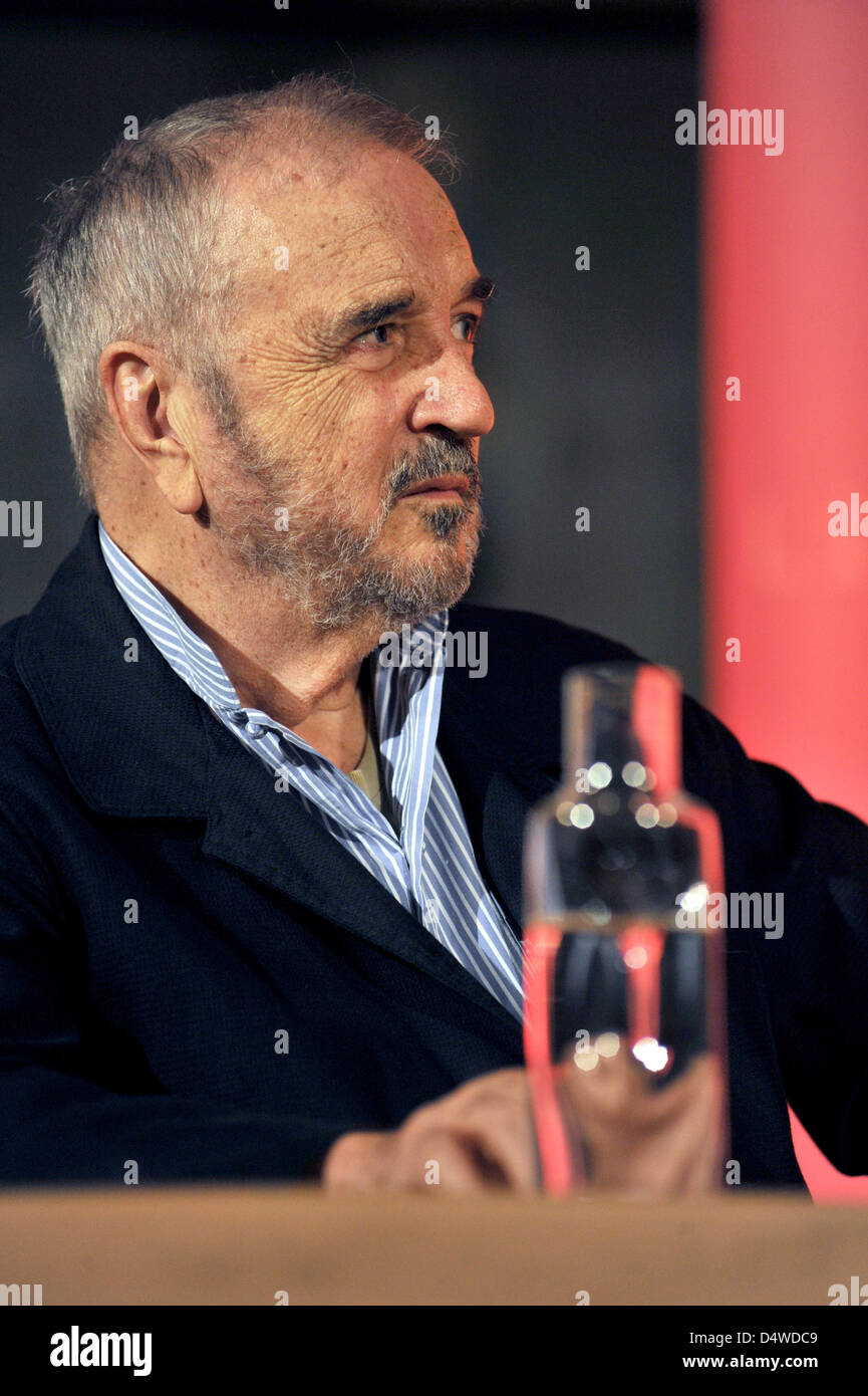 Autore francese e screenplaywright Jean-Claude Carriere assiste l'Elefante round sotto il motto "doppio massa' nel corso del Monaco di Baviera Festival della letteratura a Ludwig-Maximians University di Monaco di Baviera, Germania, 19 novembre 2010. Foto: Felix Hoerhager Foto Stock